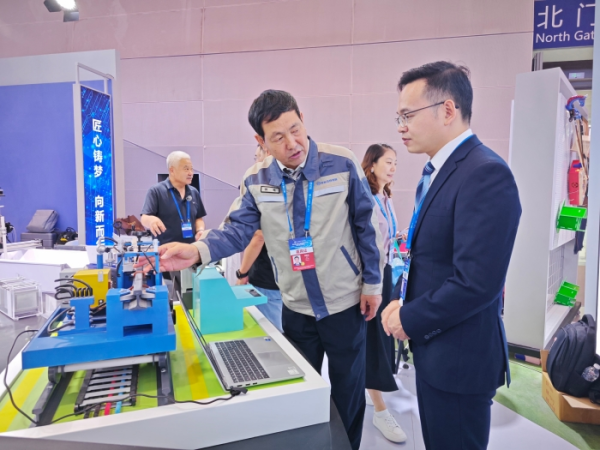 股鑫宝 内蒙古自治区展品亮相第三届大国工匠创新交流大会